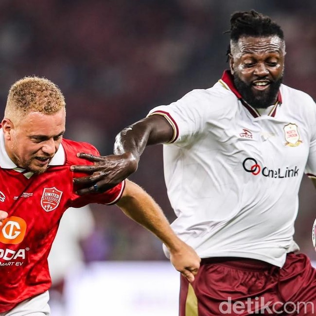 Sengit di SUGBK, Legenda Arsenal Menang 3-2 atas MU