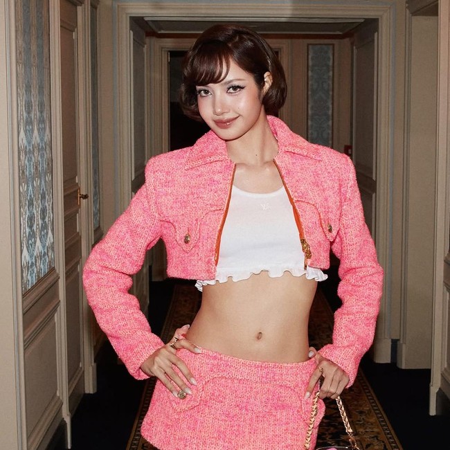 Gaya Barbie Hidup! Lisa BLACKPINK Memukau Serba Pink