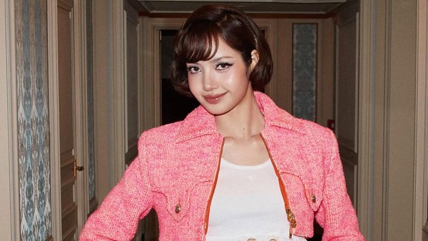 Gaya Barbie Hidup! Lisa BLACKPINK Memukau Serba Pink