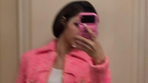 Mirror selfie kilat ala Lisa yang memperlihatkan detail busana stylish sekaligus phone case bernuansa pink senada. Foto: Lisa BLACKPINK