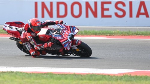 Pembalap Ducati Lenovo Team Marc Marquez memacu kecepatan sepeda motornya saat mengikuti Sprint Race MotoGP Indonesia 2026 di Sirkuit Internasional Pertamina Mandalika, Lombok Tengah, NTB, Sabtu (10/10/2026). Marc Marquez menjadi juara Sprint Race  kali ini dengan total waktu 19 menit 37,125 detik, sementara posisi kedua diraih Ai Ogura dari SuperFile Trackhouse MotoGP Team dan posisi ketiga diraih Fabio Di Giannantonio dari Pertamina Enduro VR46 Racing Team.  ANTARA FOTO/Fikri Yusuf/app/nz