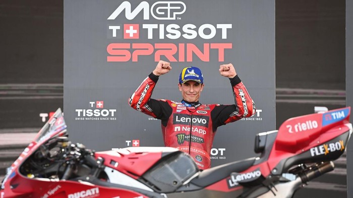 Pembalap Ducati Lenovo Team Marc Marquez berselebrasi usai memenangkan balapan Sprint Race MotoGP Indonesia 2026 di Sirkuit Internasional Pertamina Mandalika, Lombok Tengah, NTB, Sabtu (10/10/2026). Marc Marquez menjadi juara Sprint Race  kali ini de