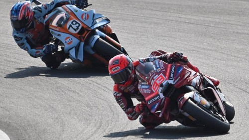 Pembalap Ducati Lenovo Team Marc Marquez (kanan) dan Ai Ogura dari SuperFile Trackhouse MotoGP Team (kiri) memacu kecepatan sepeda motornya saat mengikuti Sprint Race MotoGP Indonesia 2026 di Sirkuit Internasional Pertamina Mandalika, Lombok Tengah, NTB, Sabtu (10/10/2026). Marc Marquez menjadi juara Sprint Race  kali ini dengan total waktu 19 menit 37,125 detik, sementara posisi kedua diraih Ai Ogura dari SuperFile Trackhouse MotoGP Team dan posisi ketiga diraih Fabio Di Giannantonio dari Pertamina Enduro VR46 Racing Team. ANTARA FOTO/Ahmad Subaidi/app/nz