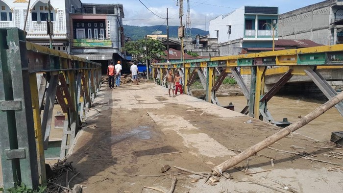Material kayu menumpuk di ujung jembatan usai banjir di Aceh Tenggara. (Foto: BPBA)