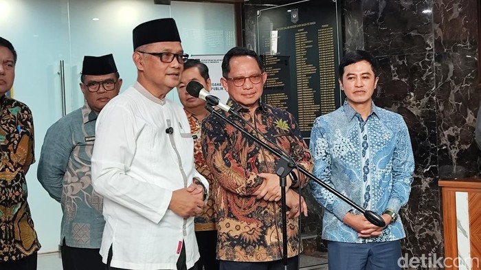 Menhaj Mochamad Irfan Yusuf, Mendagri Tito Karnavian, Wamenkes Dante Saksono Harbuwono dalam konpers di Gedung Kemendagri, Jakarta Pusat, Jumat (9/10/2026). Menhaj Mochamad Irfan Yusuf, Mendagri Tito Karnavian, Wamenkes Dante Saksono Harbuwono dalam konpers di Gedung Kemendagri, Jakarta Pusat, Jumat (9/10/2026).