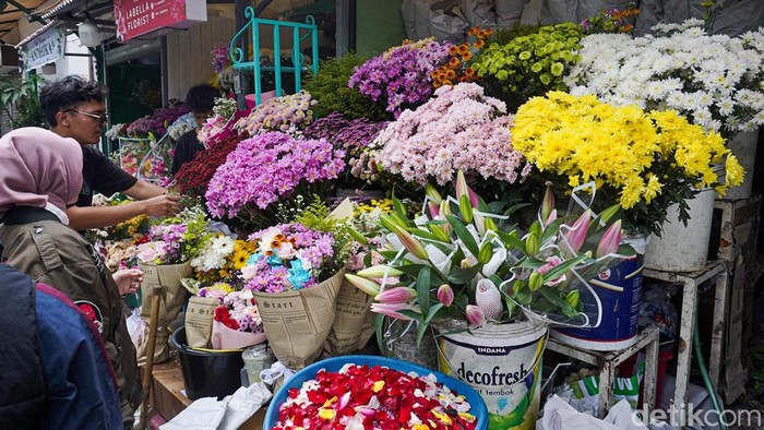 Pasar Bunga Pandu di Bandung menjajakan beragam bunga, mulai dari bunga tangkai satuan hingga karangan bunga, bagi warga yang berburu bunga di Kota Kembang, Sabtu (10/10/2026).

Bandung dikenal dengan julukan Kota Kembang, dan salah satu tempat untuk menemukan bunga di kota ini adalah Pasar Bunga Pandu atau Sentra Bunga Jalan Pandu.