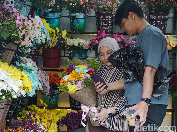 Pasar Bunga Pandu di Bandung menjajakan beragam bunga, mulai dari bunga tangkai satuan hingga karangan bunga, bagi warga yang berburu bunga di Kota Kembang, Sabtu (10/10/2026).

Bandung dikenal dengan julukan Kota Kembang, dan salah satu tempat untuk menemukan bunga di kota ini adalah Pasar Bunga Pandu atau Sentra Bunga Jalan Pandu.