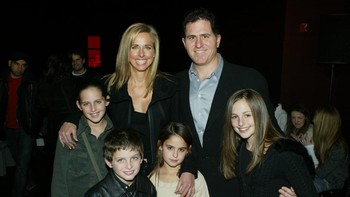 2004. Susan dan Michael Dell bersama anak-anak mereka menghadiri peragaan busana Phi Musim Gugur 2004 di luar lokasi di 76 Ninth Ave Foto: Fairchild Archive/Penske Media via Getty Images