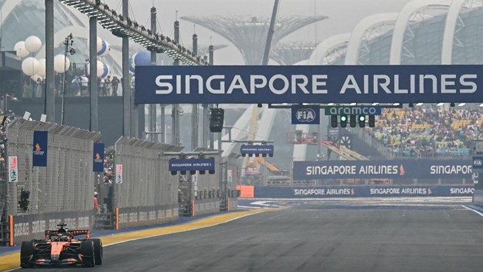 Momen latihan menjelang Formula One Singapore Grand Prix di Marina Bay Street Circuit di Singapura pada Jumat (9/10) waktu setempat (AFP/LILLIAN SUWANRUMPHA) 