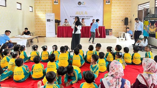 Murid-murid TK Almanah Campor Barat belajar membatik di Rutan Sumenep, Jawa Timur (Jatim).