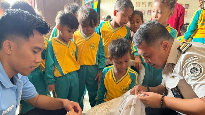 Murid-murid TK Almanah Campor Barat belajar membatik di Rutan Sumenep, Jawa Timur (Jatim).