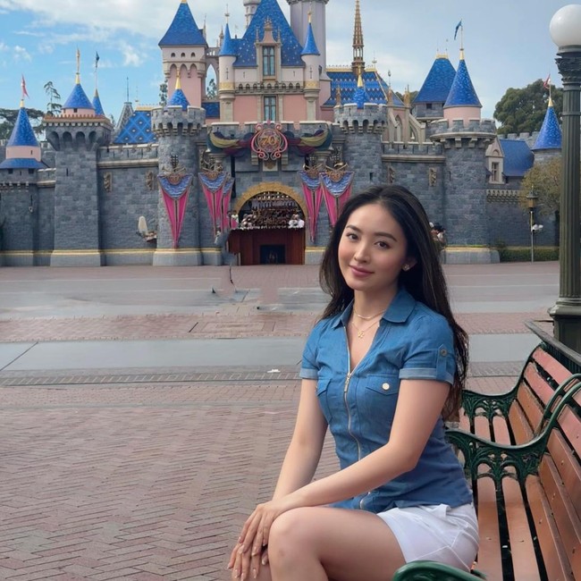 Momen Natasha Wilona Bahagia Wujudkan Impian ke Disneyland Pertama di Dunia