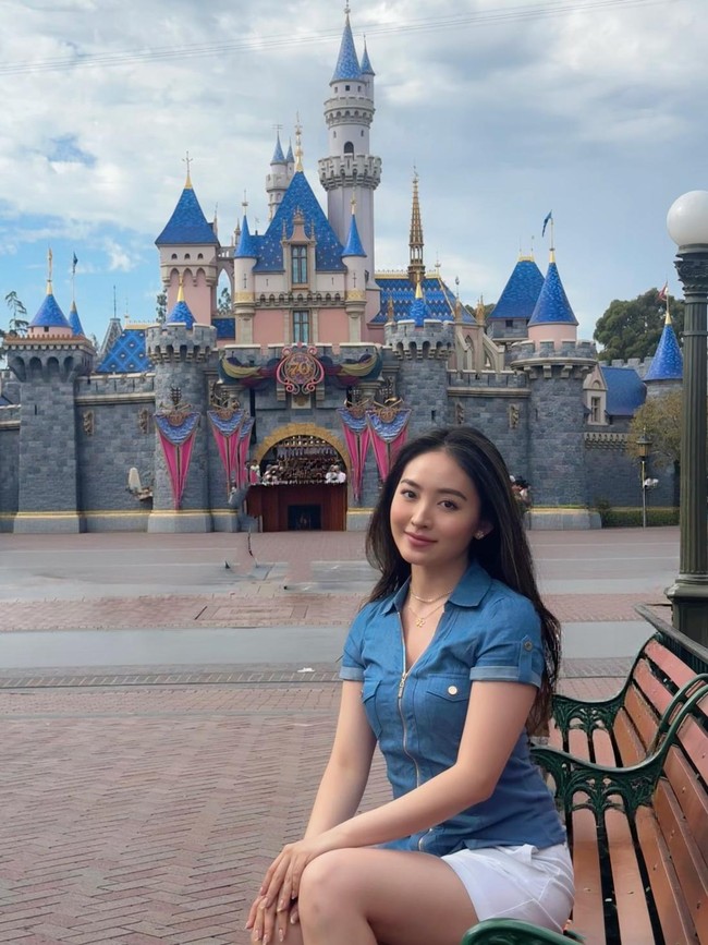 Momen Natasha Wilona Bahagia Wujudkan Impian ke Disneyland Pertama di Dunia