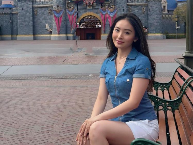 Momen Natasha Wilona Bahagia Wujudkan Impian ke Disneyland Pertama di Dunia