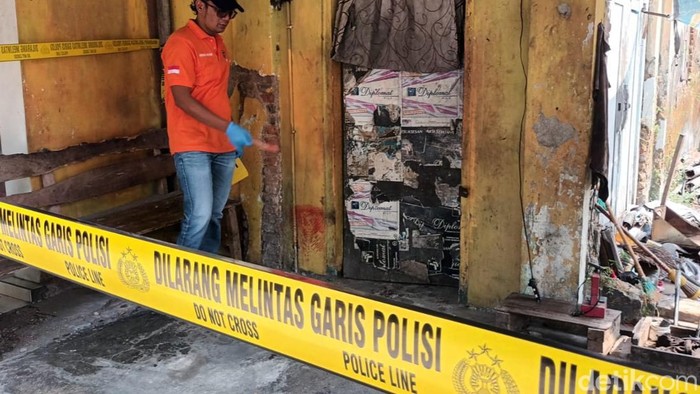 Petugas melakukan olah tempat kejadian perkara penembakan tukang tambal ban di Boyolali.