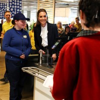 Pangeran William dan Kate Middleton Beri Kejutan di IKEA, Ikut Layani Pembeli