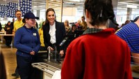 Pangeran William dan Kate Middleton Beri Kejutan di IKEA, Ikut Layani Pembeli