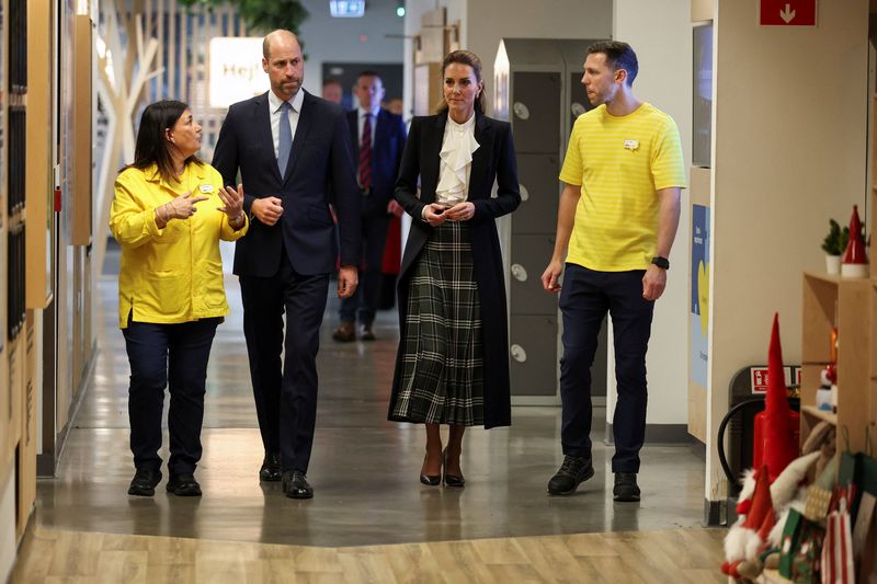 Aksi Spontan Pangeran William dan Kate Middleton Jaga Kasir Toko Perabot (3)