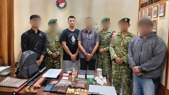 Pelaku dan barang bukti ganja hasil operasi Satgas Pamtas di Nunukan. (dok Satgas Pamtas RI-Malaysia Yonkav 8/NSW/2 Kostrad)