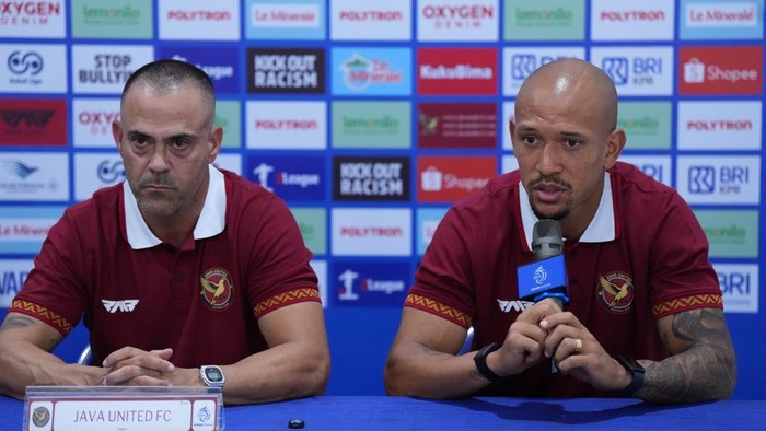 Pelatih Borneo, Fabio Lefundes dan pemainnya Gustavo Franca dalam sesi pers jelang melawan Borneo FC, Sabtu (10/10/2026).