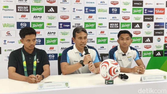 Pelatih Persela Lamongan Bima Sakti.