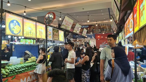 Pengunjung meramaikan kuliner Jajanan Viral Jakarta di TSM Bali, Sabtu (10/10/2026). (Fabiola Dianira/detikBali)