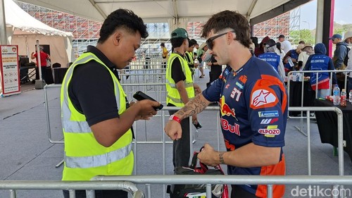 Penonton mulai berdatangan menjelang Sprint Race MotoGP Mandalika 2026, Sabtu (10/10/2026).