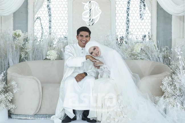 Seperti dikutip dari malaymail, dalam siaran langsung pernikahannya, Syed Saddiq mengaku sangat gugup hingga gemetar saat prosesi akad nikah berlangsung. Anggota parlemen Malaysia ini bersyukur semuanya berjalan lancar dan menyebut momen ini lebih menegangkan dibanding berdebat di parlemen. Foto: Dok. Astro Malaysia, Instagram hijabista.hub