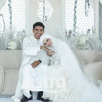 Seperti dikutip dari malaymail, dalam siaran langsung pernikahannya, Syed Saddiq mengaku sangat gugup hingga gemetar saat prosesi akad nikah berlangsung. Anggota parlemen Malaysia ini bersyukur semuanya berjalan lancar dan menyebut momen ini lebih menegangkan dibanding berdebat di parlemen. Foto: Dok. Astro Malaysia, Instagram hijabista.hub