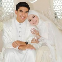 Syed Saddiq merangkum perjalanan cintanya dengan Bella Astillah dalam kalimat manis: Dari rekan kerja menjadi pasangan hidup. Setelah akad nikah, pasangan ini dijadwalkan menggelar resepsi pernikahan di Kuala Lumpur pada 18 Oktober 2026. Foto: Dok. Astro Malaysia, Instagram hijabista.hub