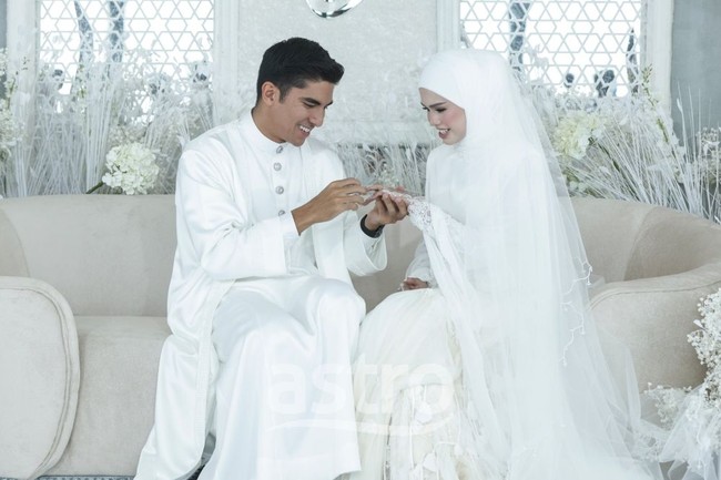 Syed Saddiq dan Bella Astillah resmi mengikat janji suci pada 10 Oktober pukul 10.40 pagi di Lantai 118 Menara Merdeka Maybank, Kuala Lumpur. Prosesi akad nikah dipimpin langsung oleh mantan Mufti Wilayah Persekutuan, Zulkifli Mohamad Al-Bakri. Foto: Dok. Astro Malaysia, Instagram hijabista.hub