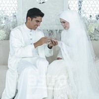 Syed Saddiq dan Bella Astillah resmi mengikat janji suci pada 10 Oktober pukul 10.40 pagi di Lantai 118 Menara Merdeka Maybank, Kuala Lumpur. Prosesi akad nikah dipimpin langsung oleh mantan Mufti Wilayah Persekutuan, Zulkifli Mohamad Al-Bakri. Foto: Dok. Astro Malaysia, Instagram hijabista.hub