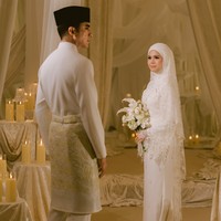 Sedangkan Bella merasa sangat terharu dan bersyukur karena seluruh rangkaian acara akad nikah dapat terlaksana dengan mulus. Ia menyampaikan rasa terima kasih mendalam atas segala doa dan dukungan masyarakat yang mengalir untuknya dan Syed Saddiq. Foto: Dok. Astro Malaysia, Instagram hijabista.hub