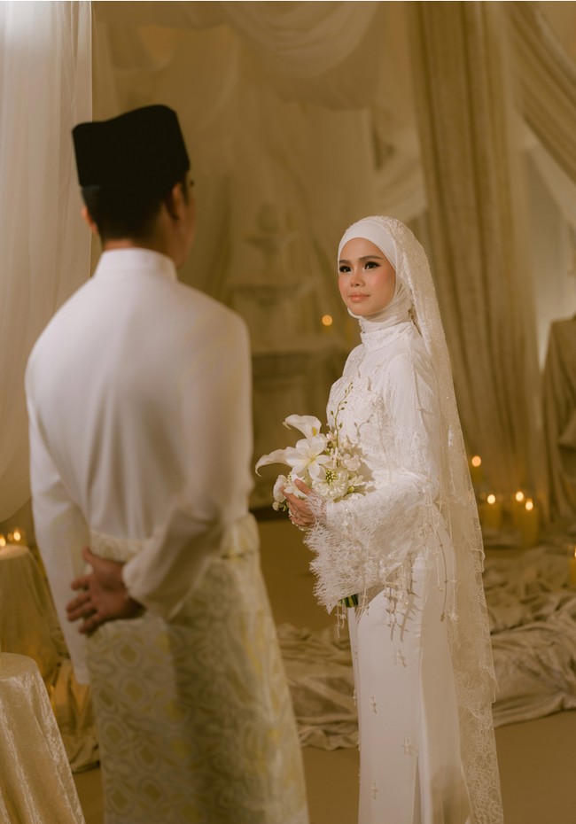 Bella menerima mas kawin sebesar RM500 serta hantaran istimewa berupa tabungan KWSP senilai RM100.000 (sekitar Rp350 jutaa) dan paket umrah dari Syed Saddiq. Pihak pengantin pria menyerahkan 7 dulang hantaran yang dibalas 9 dulang oleh pihak pengantin wanita. Foto: Dok. Astro Malaysia, Instagram hijabista.hub