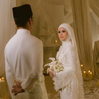 Bella menerima mas kawin sebesar RM500 serta hantaran istimewa berupa tabungan KWSP senilai RM100.000 (sekitar Rp350 jutaa) dan paket umrah dari Syed Saddiq. Pihak pengantin pria menyerahkan 7 dulang hantaran yang dibalas 9 dulang oleh pihak pengantin wanita. Foto: Dok. Astro Malaysia, Instagram hijabista.hub