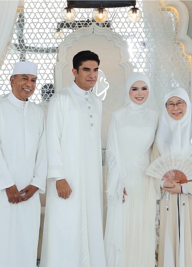 Pernikahan Syed Saddiq dan Bella Astilah ini disiarkan secara langsung di televisi dan media sosial Astro dengan dihadiri sekitar 250 tamu. Sederet tokoh penting tampak hadir, mulai dari istri Perdana Menteri Malaysia, para mantan menteri, hingga Menteri Kesehatan Singapura. Foto: Dok. Astro Malaysia, Instagram hijabista.hub