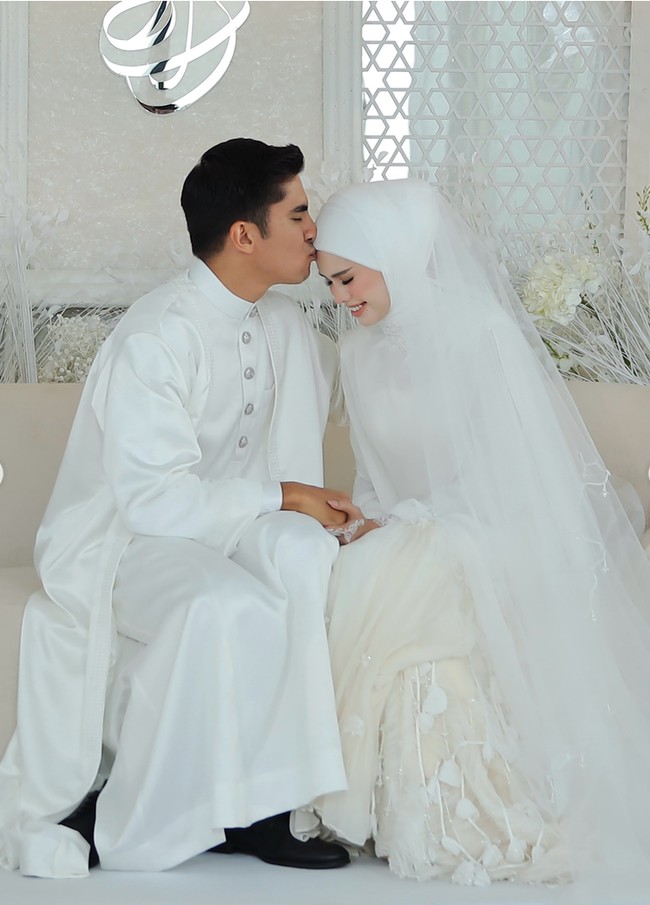 Bagi Bella Astillah, ini adalah pernikahan keduanya. Dia sebelumnya pernah menikah dengan penyanyi Aliff Aziz dan bercerai pada 2024 setelah dikaruniai dua anak. Foto: Dok. Astro Malaysia, Instagram hijabista.hub