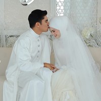 Bagi Bella Astillah, ini adalah pernikahan keduanya. Dia sebelumnya pernah menikah dengan penyanyi Aliff Aziz dan bercerai pada 2024 setelah dikaruniai dua anak. Foto: Dok. Astro Malaysia, Instagram hijabista.hub