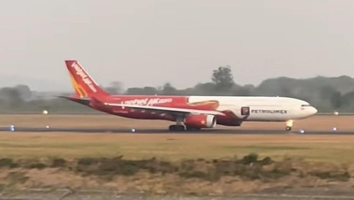 Pesawat VietJet Air mendarat darurat di Makassar akibat penumpang sakit.