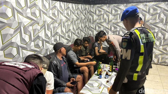Petugas gabungan saat melakukan razia di tempat karaoke, Kecamatan Cangkuang, Kabupaten Bandung.