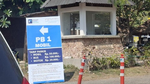 Plang tarif parkir di Bazar Mandalika, Sabtu (10/10/2026). (Foto: Ahmad Viqi/detikBali)