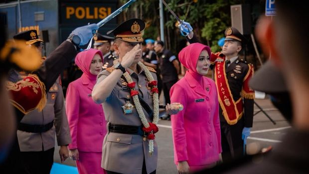 Polda Metro Jaya menggelar tradisi pisah sambut Kapolda dan Wakapolda Metro Jaya semalam. Kegiatan ini sekaligus momen penghormatan kepada pejabat lama. (dok Ist)