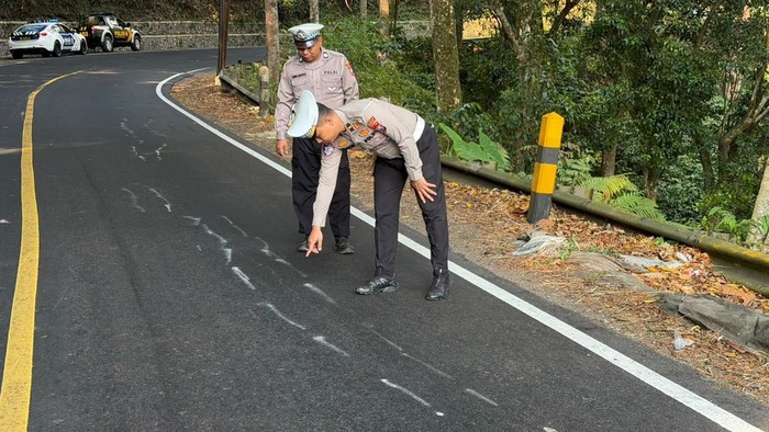 Polisi di Jember tandai retakan tanah di Jalur Jember-Banyuwangi yang ada di Gumitir.