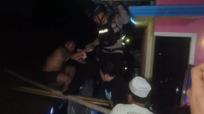 Polisi menangkap bandar sabu saat penggerebekan Kampung Narkoba Sapiria di Makassar.