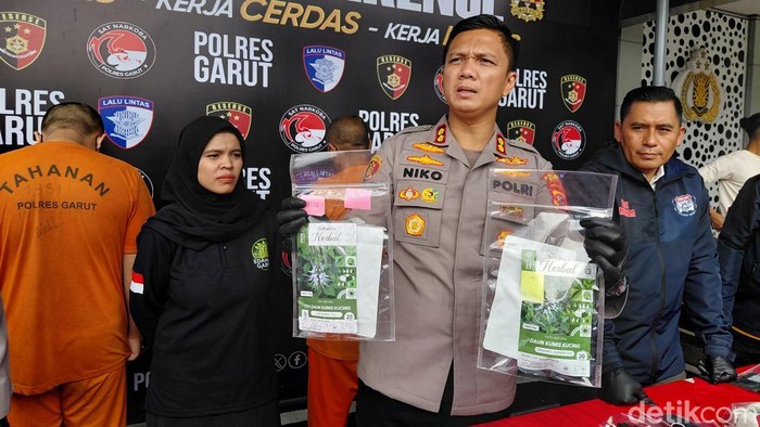Polisi menunjukkan barang bukti dan pelaku pemalsu obat herbal di Garut.