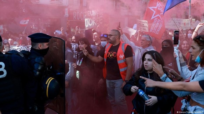 Aksi protes murid menentang sistem pendidikan nasional di depan Istana Bastille, Paris, Prancis (Kenzo Tribouillard/AFP)