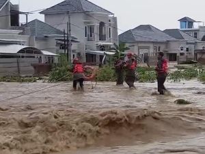 Warga Terjebak Banjir di Padang, Tim SAR Evakuasi