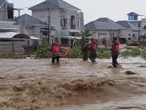 Banjir Terjang 2 Kecamatan di Padang, Sejumlah Warga Dievakuasi