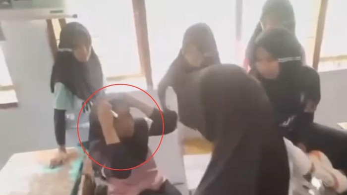 Seorang siswi SMP Negeri 1 Rappang di-bully oleh 10 temannya. Kasus ini viral dan dilaporkan ke polisi.