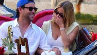 Keseruan pasangan ini makin terlihat saat Sydney Sweeney tertawa lepas di samping Scott Braun. Momen manis ini mengabadikan kehangatan kebersamaan mereka di atas air. (Foto: dok Instagram scooterbraun)